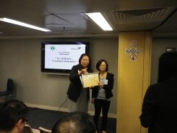 TID Trade Officer Helen Yung  presenting a plaque to Angie-1